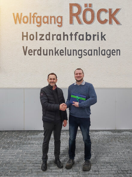Bernd Bauernschmitt, Außendienst-Mitarbeiter bei Becker, gratulierte dem glücklichen Gewinner des Hauptpreises Wolfgang Röck (Fa. Röck)