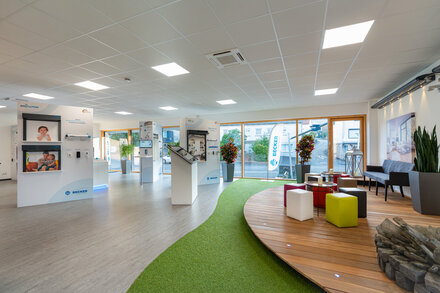 © Becker-Antriebe GmbH The modern, open-plan exhibition space at the Becker Academy provides the ideal setting for experiencing the latest products and technologies first-hand.
