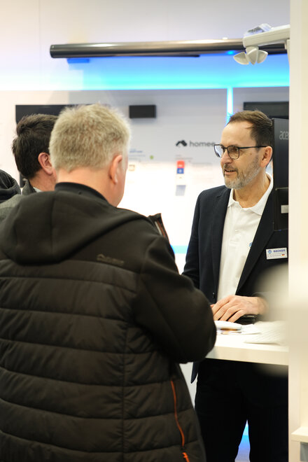 © Becker-Antriebe GmbH Fachowa dyskusja na stoisku Beckera. Becker z niecierpliwością oczekuje na ponowne spotkanie ze swoimi partnerami w 2026 r., osobistą wymianę zdań i realizację wielu ekscytujących projektów.