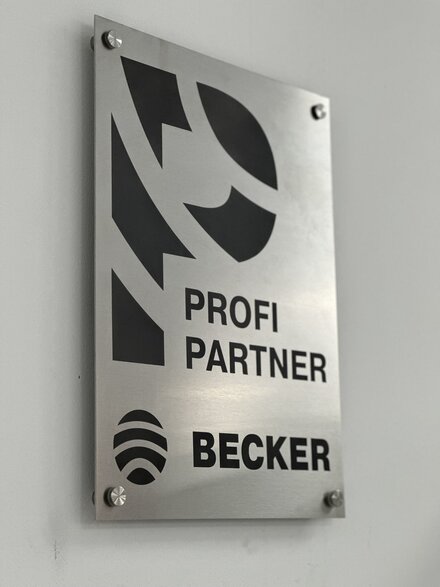 An award-winning partnership: The Becker Profi-Partner seal represents trained professional expertise, high quality standards and the close partnership between Silinski and Becker.