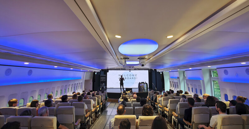 Ambiente Flugzeuglocation PP Tag Becker Antriebe