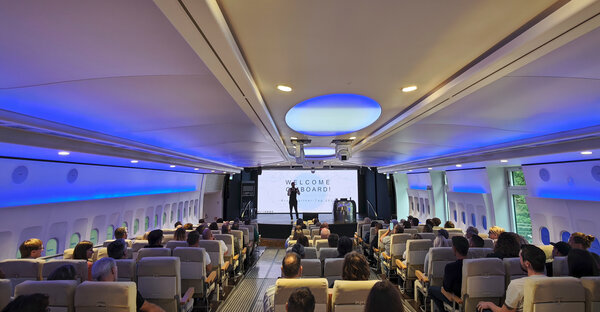 Ambiente Flugzeuglocation PP Tag Becker Antriebe