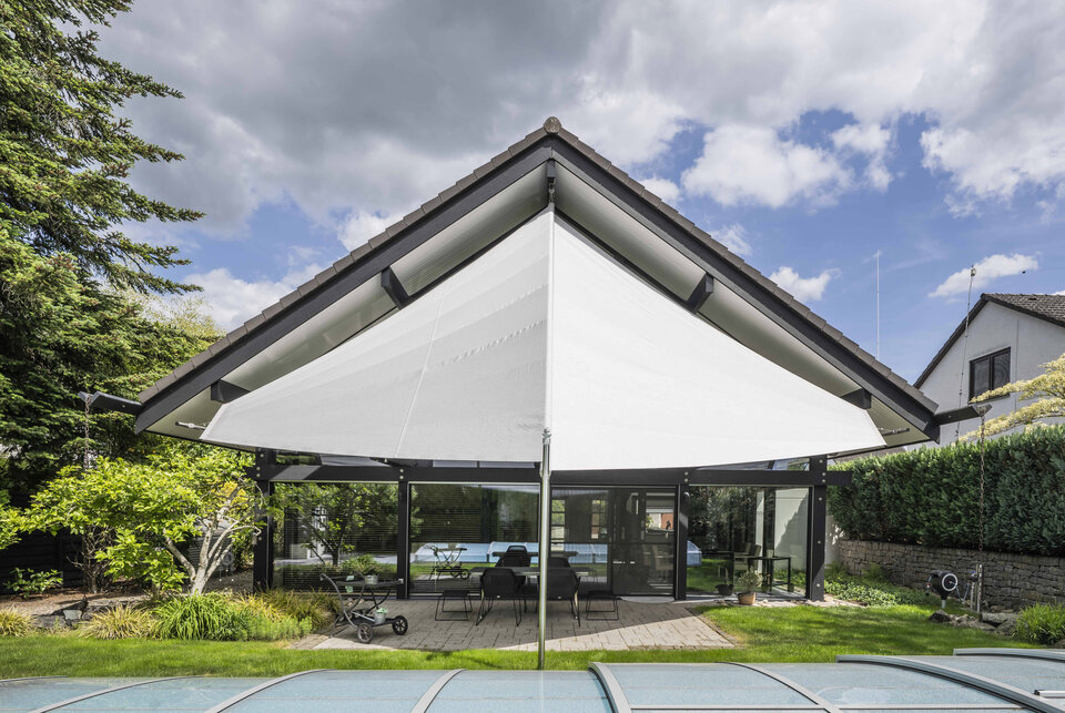 Elegant Sun Protection: A double-triangle shade sail with a 7 m wave span and 5.5 m extension.