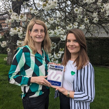 Brita Dietermann (links) und Helena Gabriel (rechts) aus dem Personalwesen mit dem Top Company Siegel von kununu