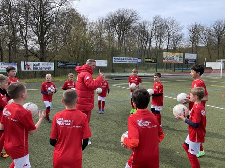 Aufmerksam hörten die teilnehmenden Kinder den Profi-Trainern zu.
