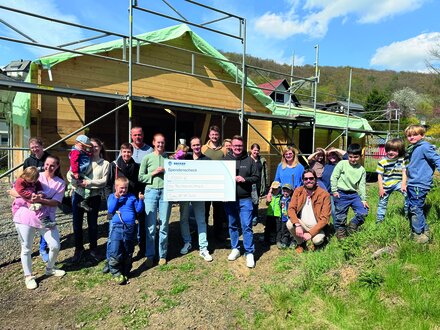 [Translate to English:] Spendenübergabe Waldkindergarten