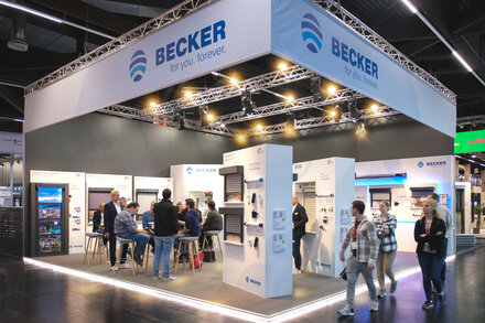 Rzut okiem na stoisko firmy Becker na targach FENSTERBAU FRONTALE 2024. W 2026 roku odwiedzający będą mogli liczyć na jeszcze większą i bardziej ekscytującą prezentację.