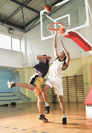 Basketballkorb, der mit Antrieb von Becker bewegt werden kann