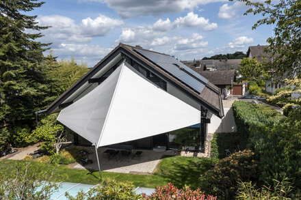 [Translate to Frankreich:] Komplettansicht des Sonnensegels