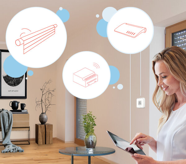 Mit dem Funkempfänger VarioControl VC420 DECT erfolgt das Ansteuern der Antriebe über eine Smart Home-fähige FRITZ!Box ab Version FRITZ!OS 8.20 – z.B. per Taster oder FRITZ!App Smart Home.