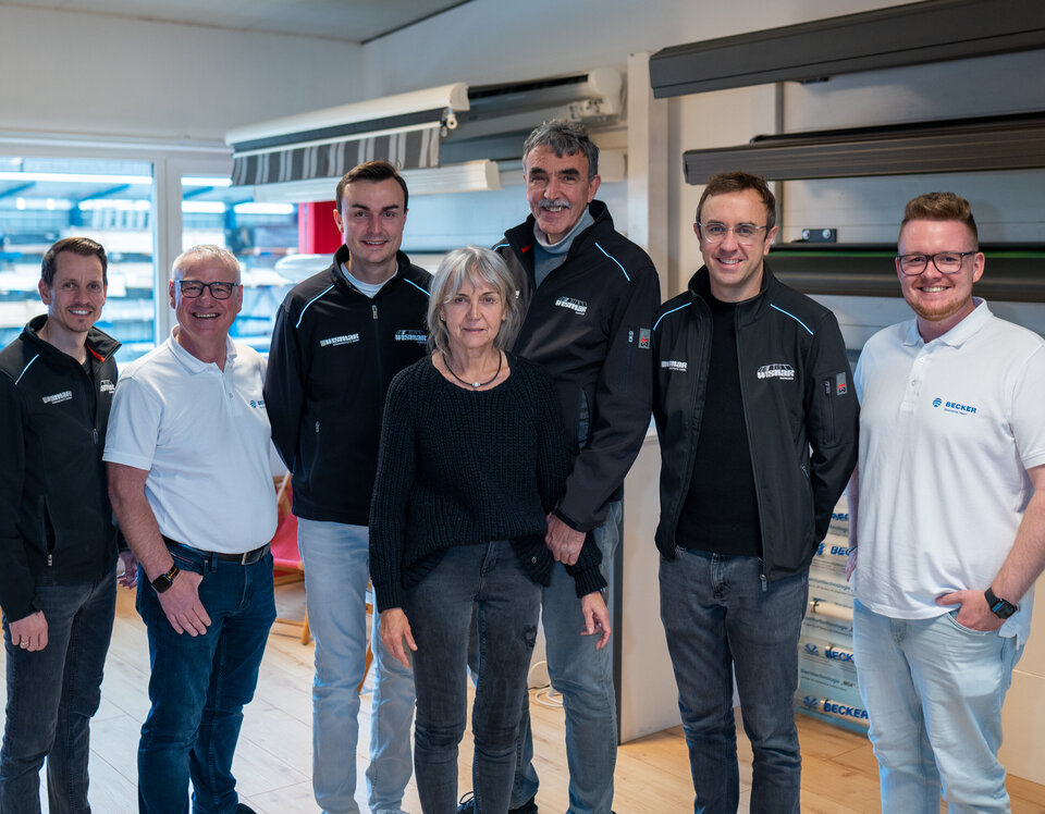 Gruppenbild beim Vor-Ort-Termin in Heddesheim: Lars Maday, Norbert Kaufmes, Alexander Rebscher, Christiane Rebscher, Heinz Rebscher, Andreas Rebscher und Dominik Herr (v. l. n. r.) beim gemeinsamen Austausch im Wismar-Showroom.