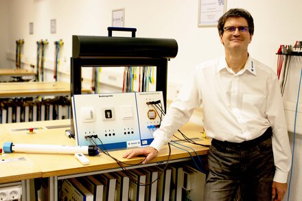 Norbert Huttel im Praxisraum der Becker Academy