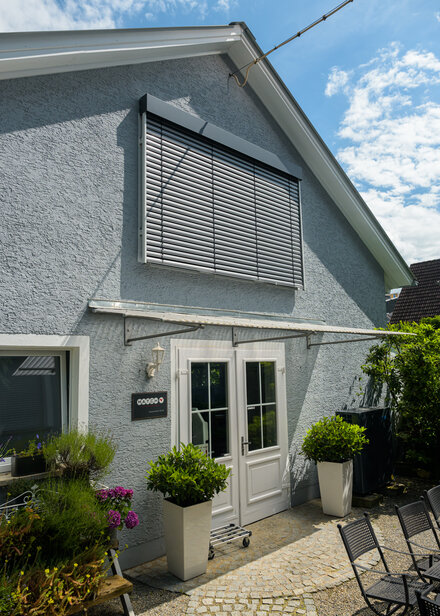 Moderner Sonnenschutz an historischer Fassade