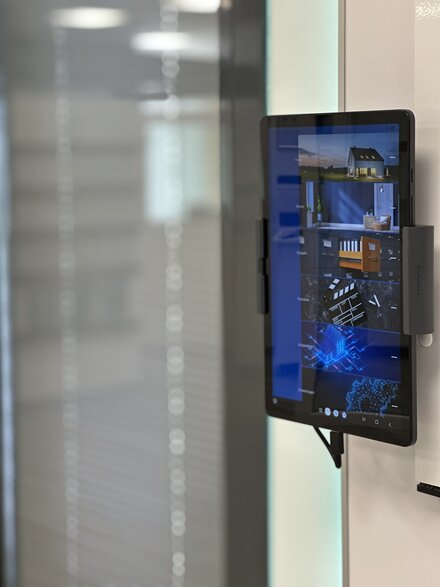Smart control at a glance: The CentralControl app makes it easy to control roller shutters and sun protection systems via tablet.