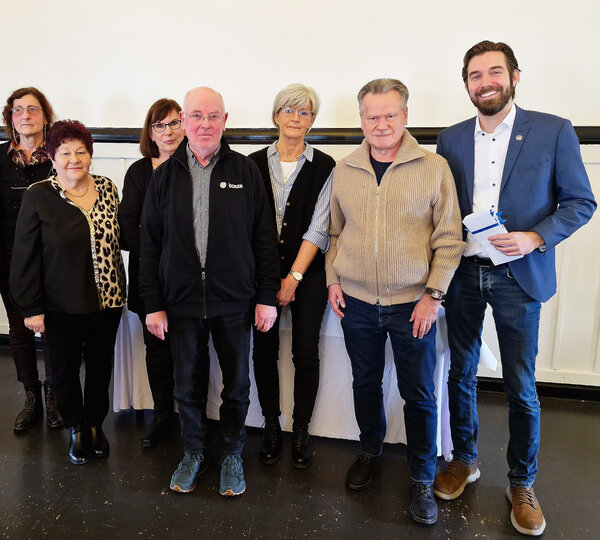 Die neuen Rentner der Becker-Antriebe GmbH wurden herzlich im Kreis der ehemaligen Mitarbeiter willkommen geheißen. Geschäftsführer Maik Wiegelmann überreichte ihnen ein kleines Willkommensgeschenk als Zeichen der Wertschätzung.