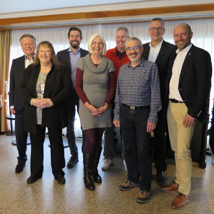 Jürgen Timm (l.) konnte einigen Neurentnerinnen und –rentnern persönlich gratulieren.