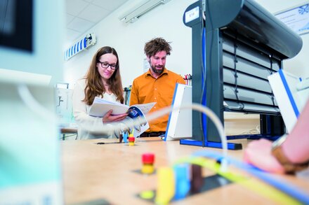 Mann und Frau im Praxisraum der Becker Academy