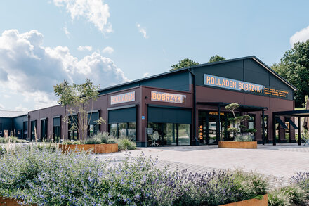 © Becker-Antriebe GmbH Leyenda de la foto: Tras aproximadamente 1,5 años de construcción, Rolladen Bobrzyk ha ocupado su nuevo y ultramoderno edificio corporativo en Mainburg-Meilenhofen: más de 1.600 m² para innovación y calidad laboral, realizado con productos de Becker.