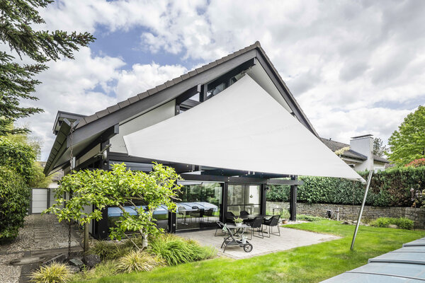 Fully Shaded – Technically Sophisticated Implementation: The striking double-triangle shade sail now covers the entire house front including the terrace.