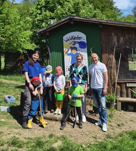 Übergabe der Spende an den Waldkindergarten