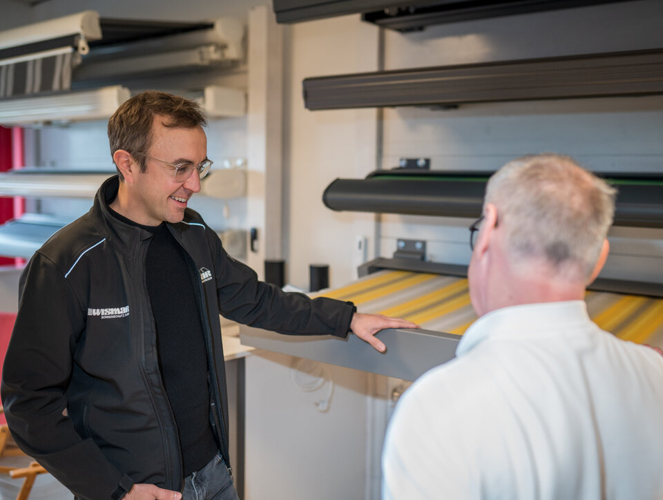 Working together on the product: in the showroom, Wismar and Becker discuss requirements, details and suitable drive solutions for practical applications.