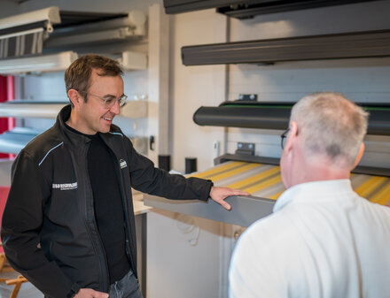 © Becker-Antriebe GmbH Gemeinsam am Produkt: Im Showroom besprechen Wismar und Becker Anforderungen, Details und passende Antriebslösungen für die Praxis.
