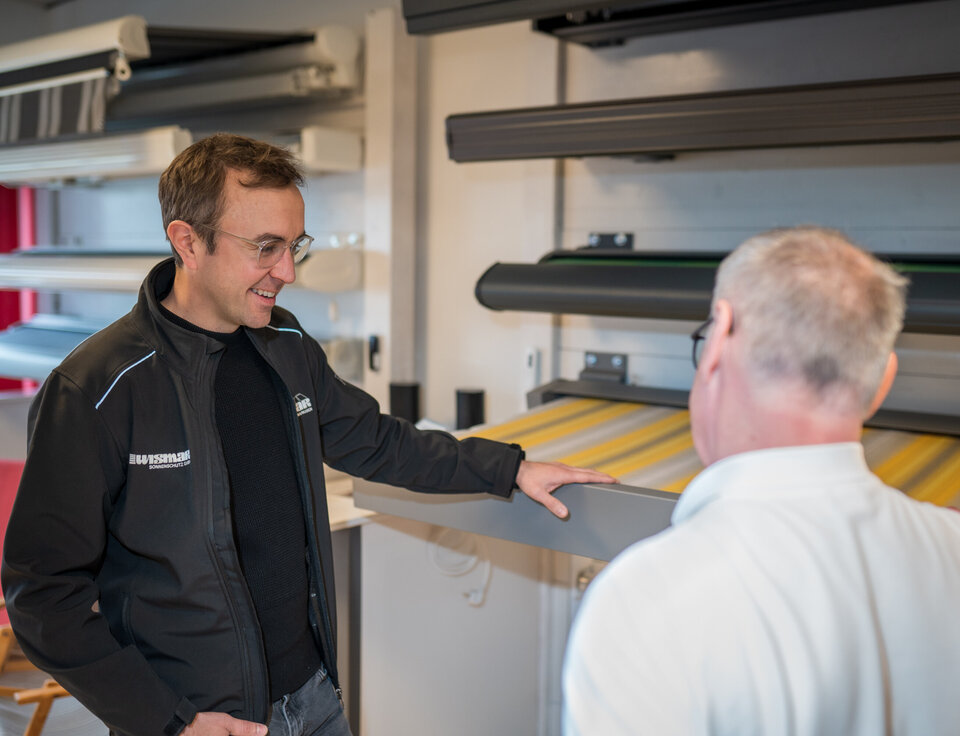 © Becker-Antriebe GmbH Gemeinsam am Produkt: Im Showroom besprechen Wismar und Becker Anforderungen, Details und passende Antriebslösungen für die Praxis.