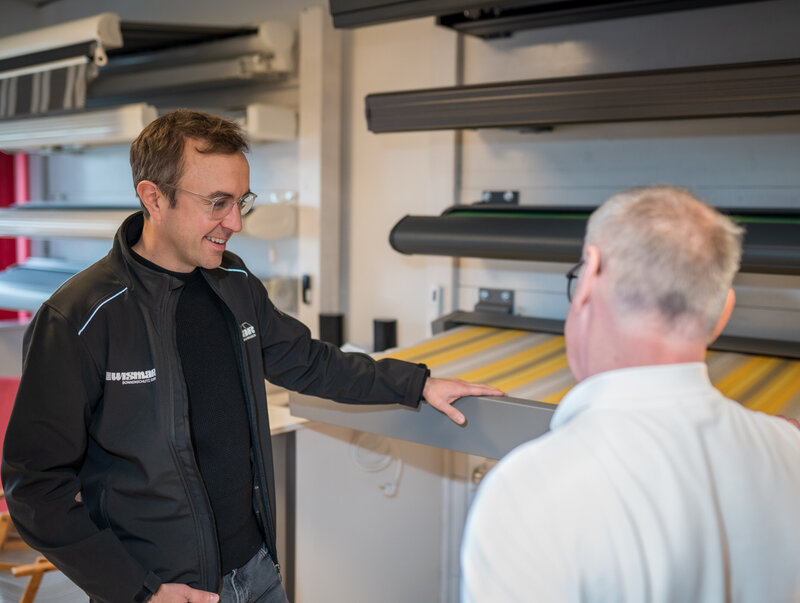 Working together on the product: in the showroom, Wismar and Becker discuss requirements, details and suitable drive solutions for practical applications.