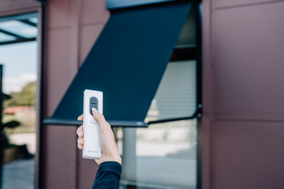 © Becker-Antriebe GmbH Resim Altı Yazısı: Pencerelerdeki düşen kol tenteler, kamaşmasız ve enerji verimli güneş koruması için Becker’in tahrik ve kontrol teknolojisiyle otomatikleştirildi.