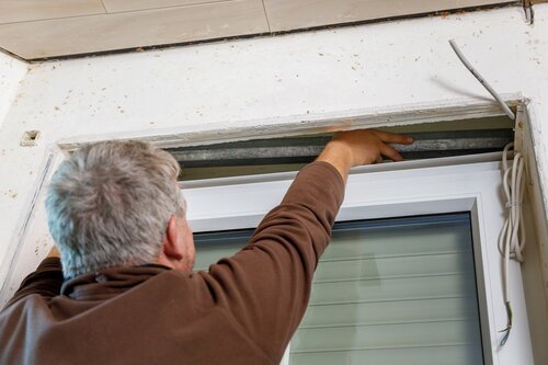 Mann baut Rollladenantrieb BoxCTRL ein