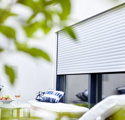 Außenansicht eines Fensters mit Rolllladen