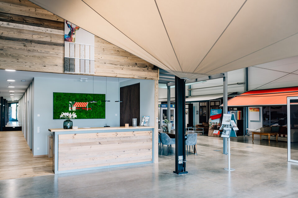 © Becker-Antriebe GmbH Resim Altı Yazısı: Showroomda Becker ürünleri ile panjurdan gölgelendirme çözümlerine kadar her şey canlı olarak deneyimlenebilir.