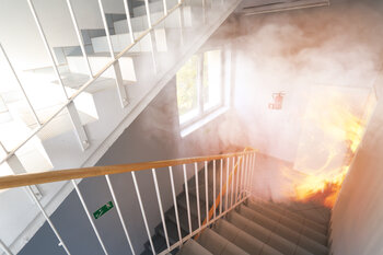 Rettungsweg Treppenhaus mit Feuer