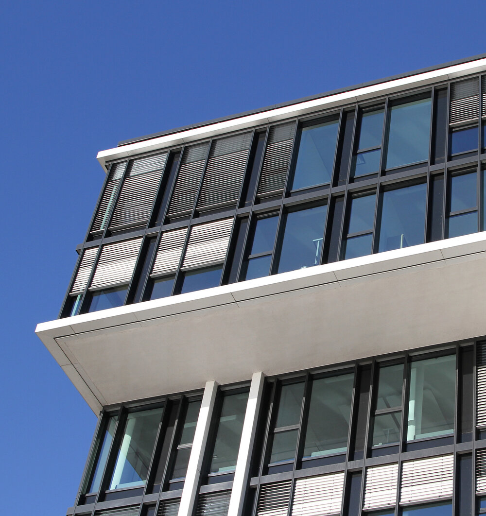 Grande maison moderne avec protection solaire